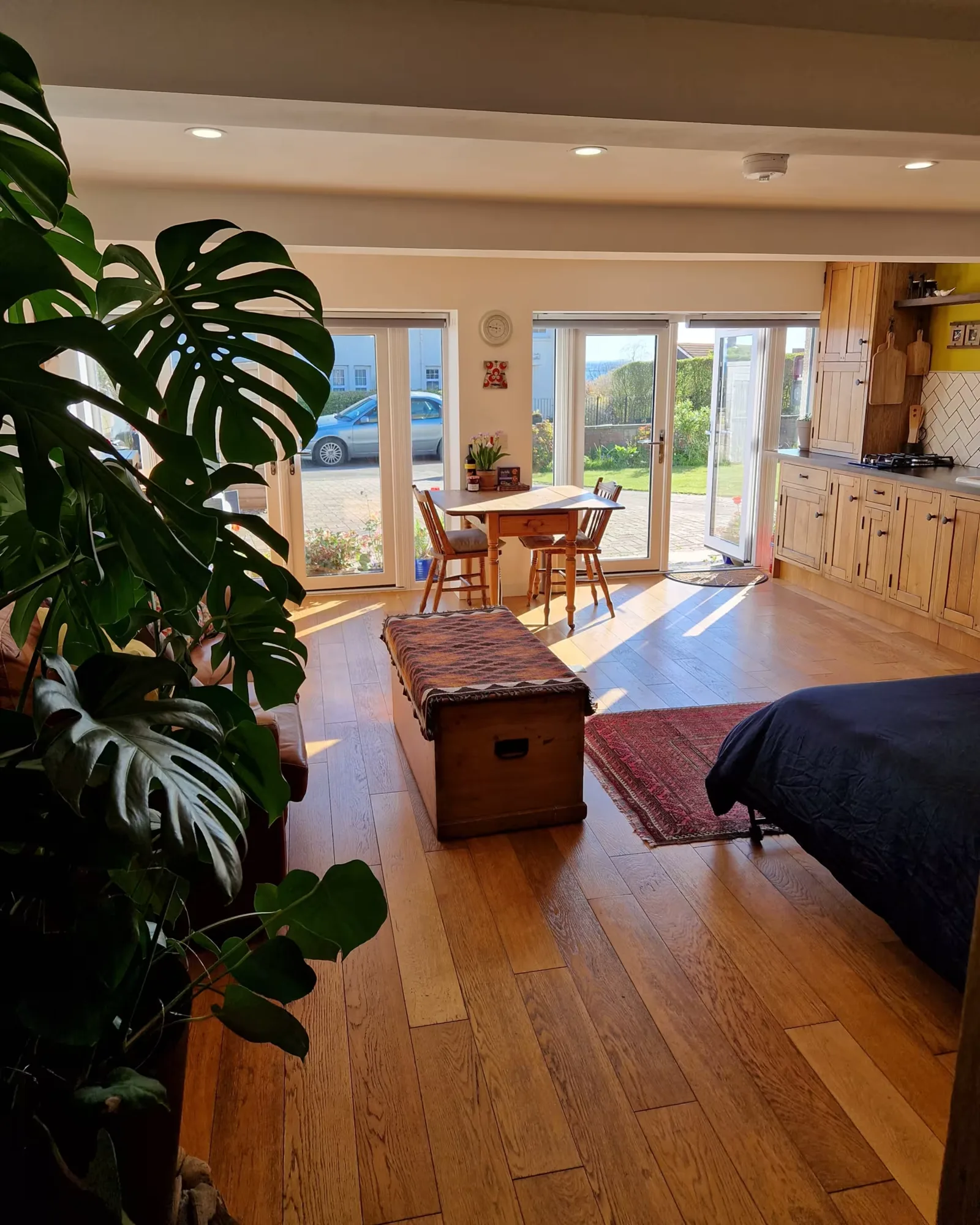 Low Tide open-plan room with dining area, garden and kitchen